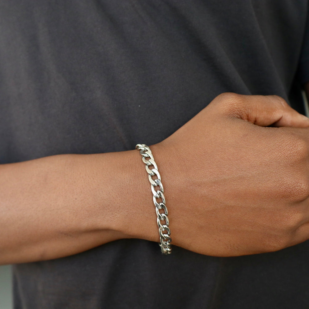Model Wears The Cuban Link Bracelet - Silver (7mm)