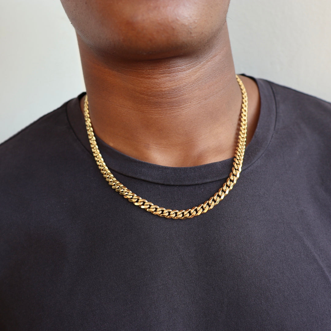 Model Wears The Miami Cuban Link Chain - Gold (7mm) - 50cm