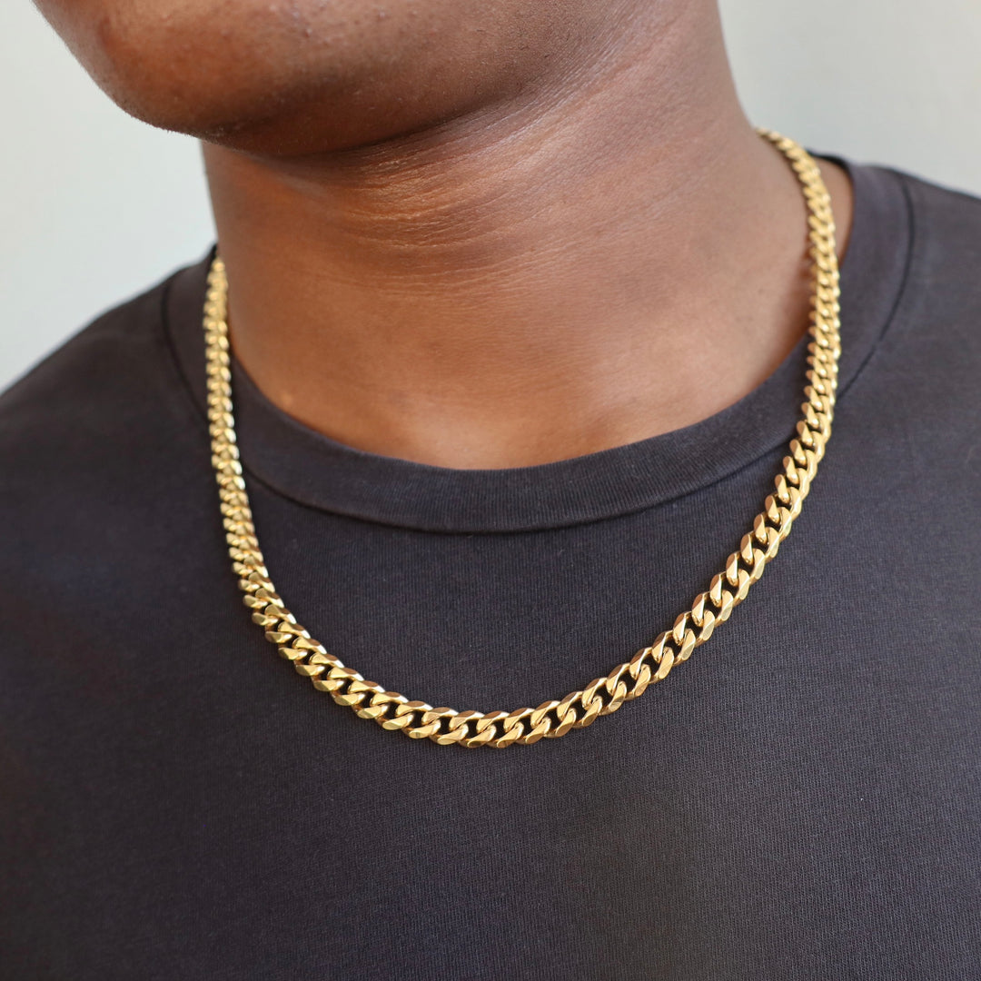 Model Wears The Miami Cuban Link Chain - Gold (7mm) - 55cm