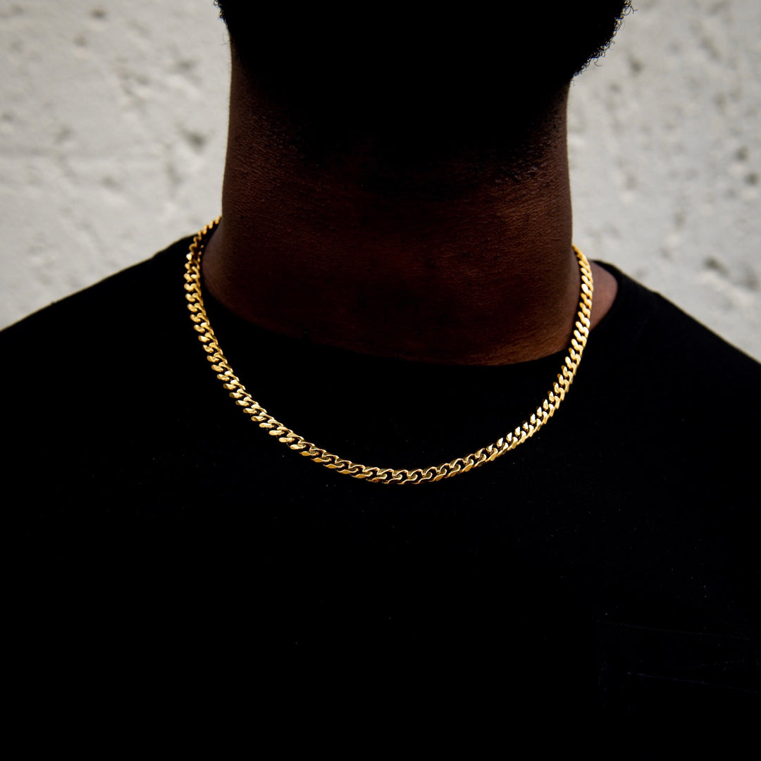 Model Wears The Miami Cuban Link Chain - Gold (7mm)